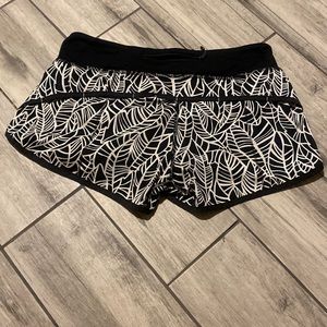 Size 4 length and 6 in lululemon